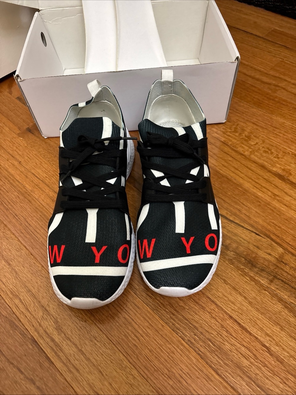 LonDyn New York Men’s Sneakers Two Tone Black White Size 10 Athletic